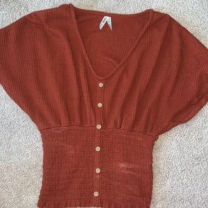 Burnt orange flavored sleeve shirt